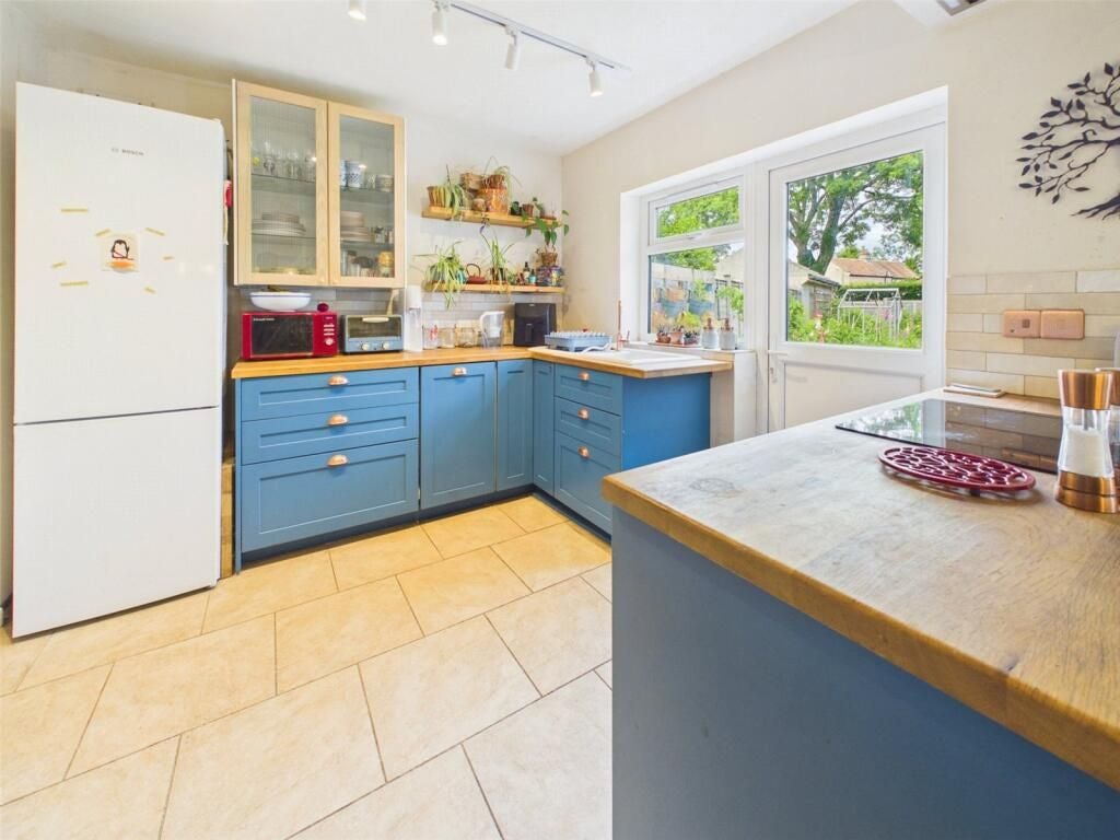 House Woodside Crescent in Chilworth