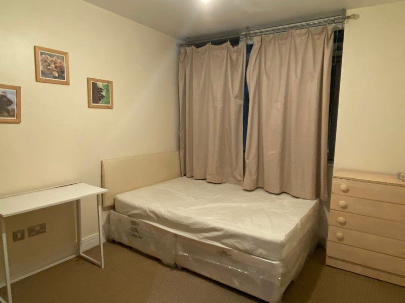 Flat Gerry Raffles Square in Greater London