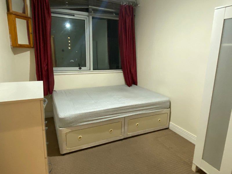Flat Gerry Raffles Square in Greater London