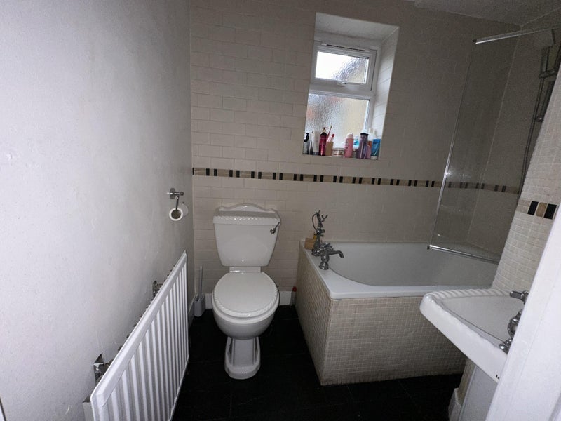Room Asplins Road in Greater London