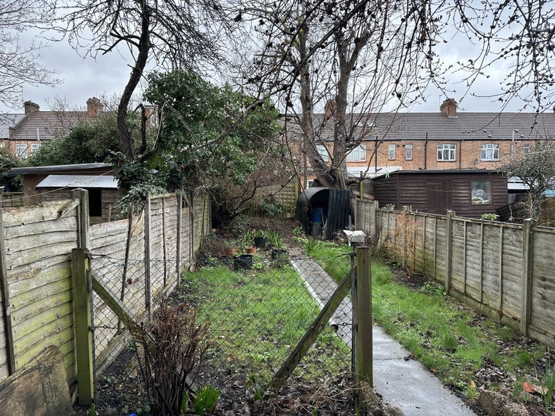 Room Asplins Road in Greater London