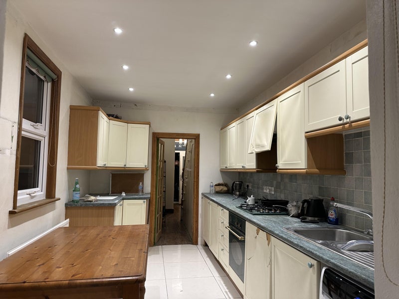 Room Asplins Road in Greater London