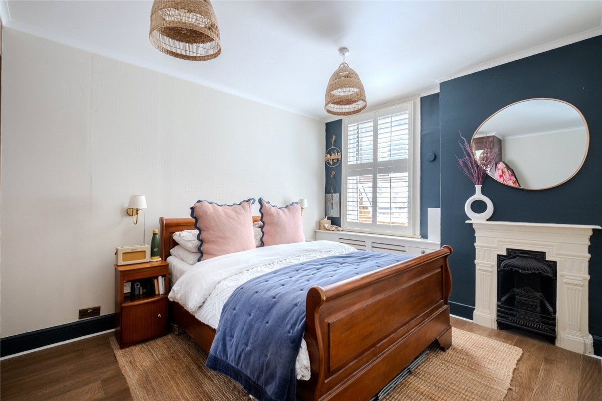 Flat Montague Road in Greater London