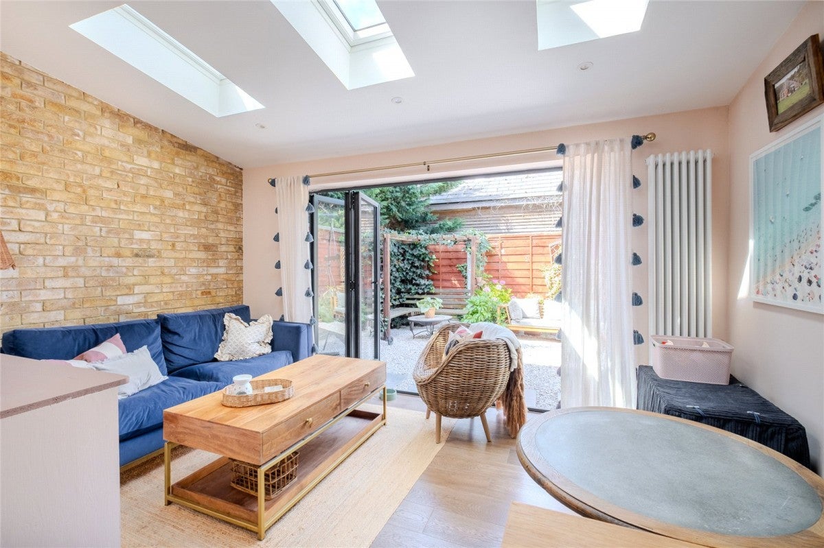 Flat Montague Road in Greater London