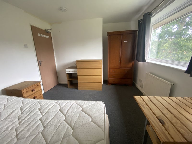 Room Headingley Avenue in Leeds