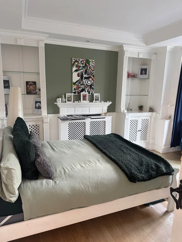 Room Bullsmoor Lane in Greater London