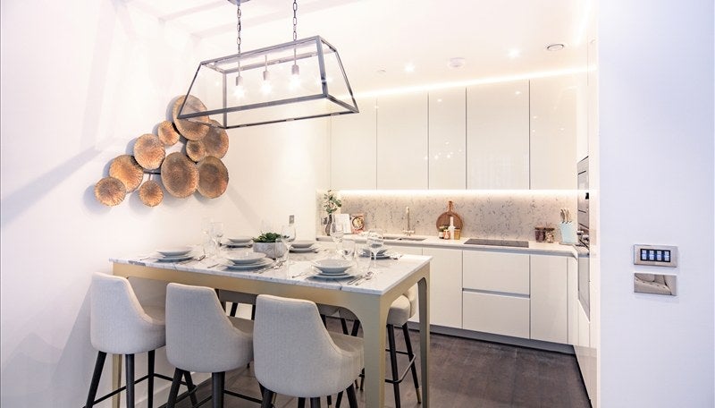Flat Ponton Road in Greater London