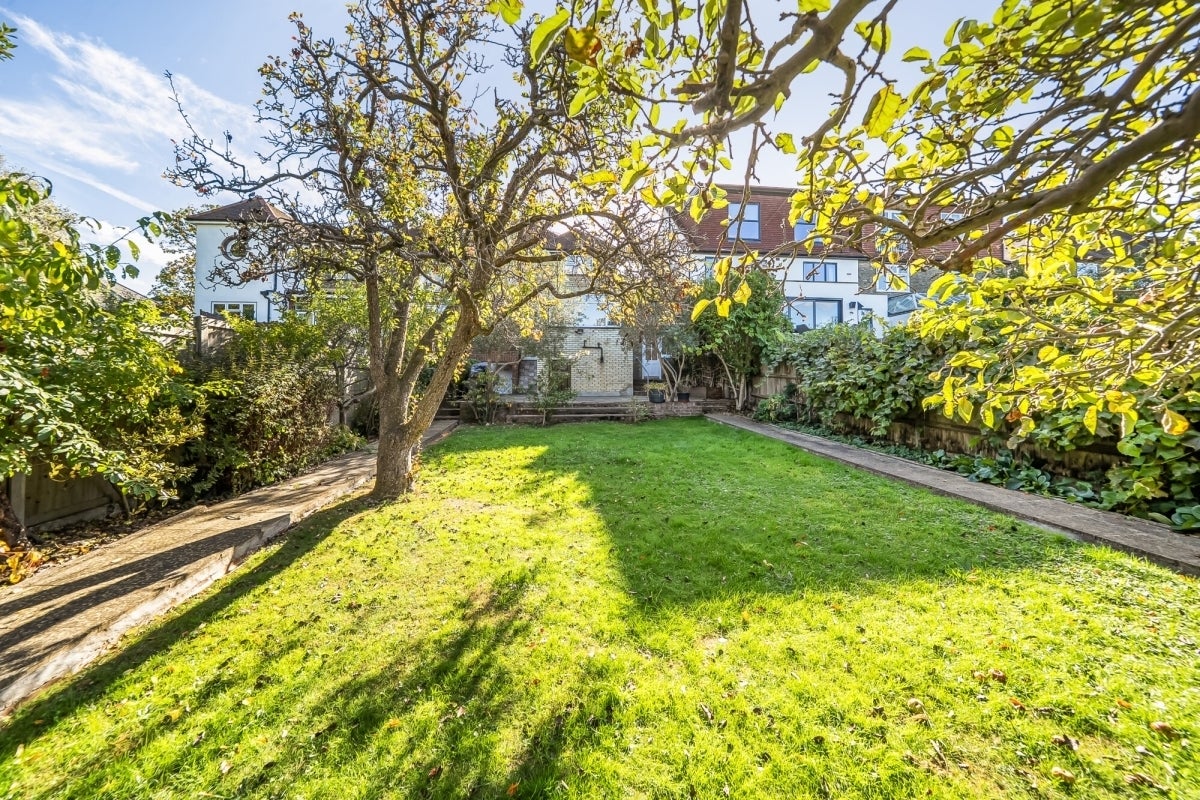 House Creighton Avenue in Greater London