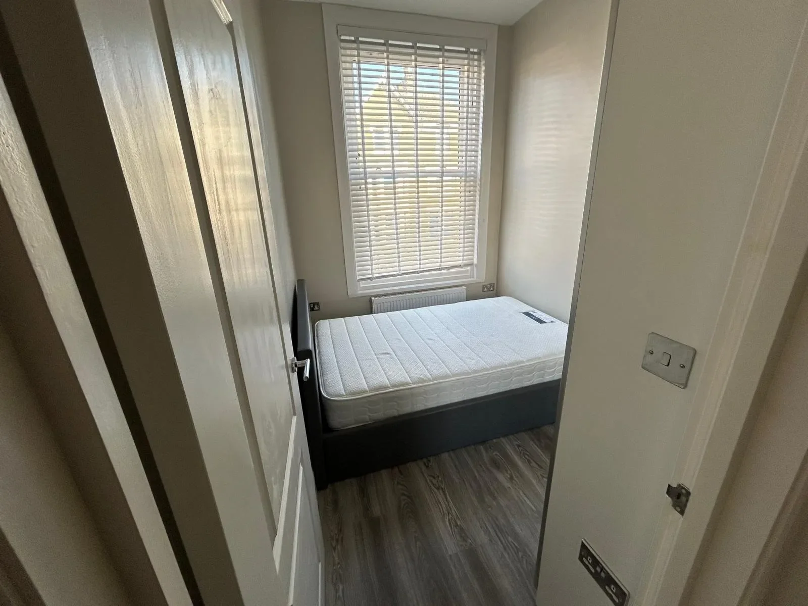 Flat Cleve Road in Greater London