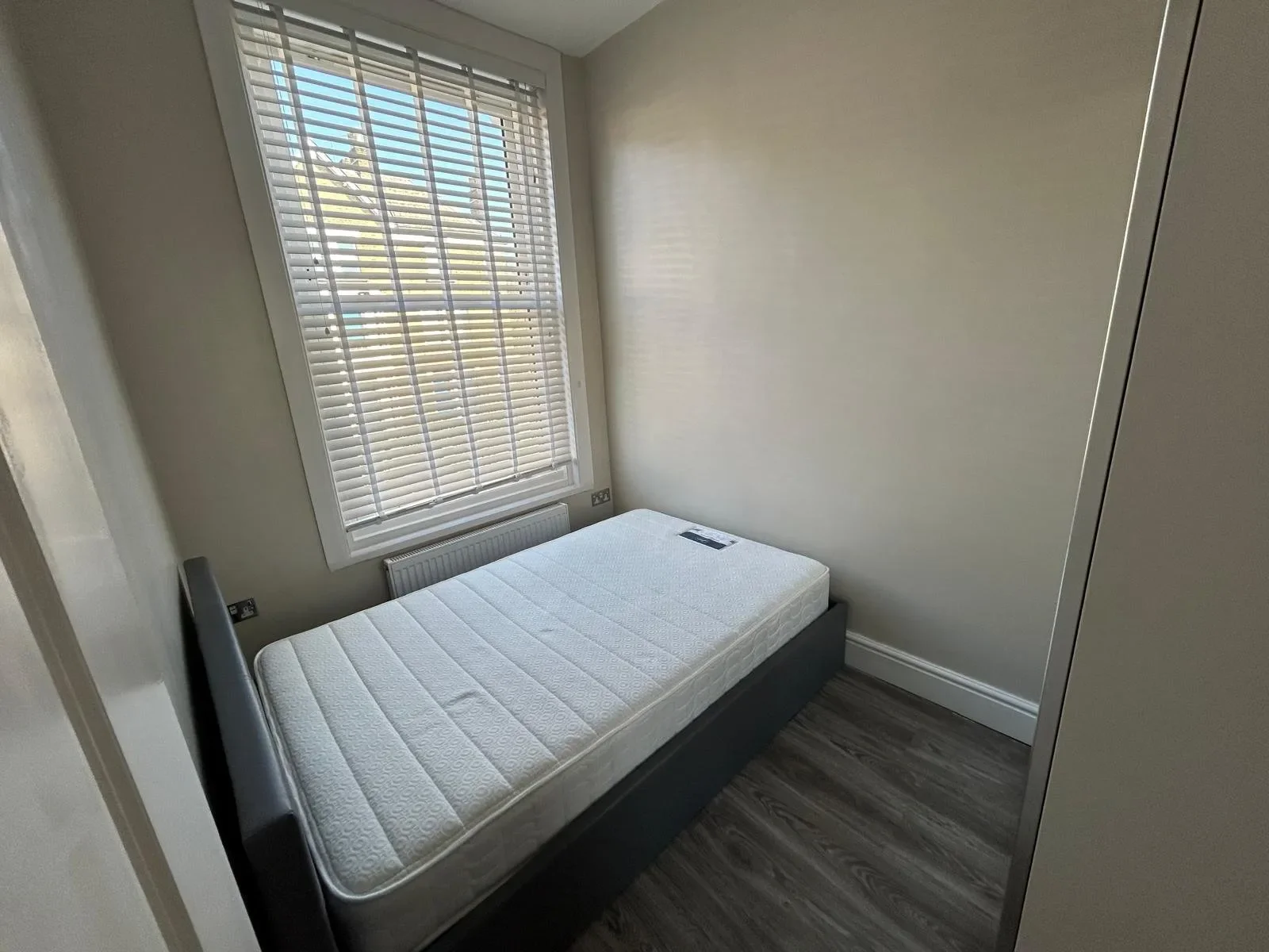 Flat Cleve Road in Greater London