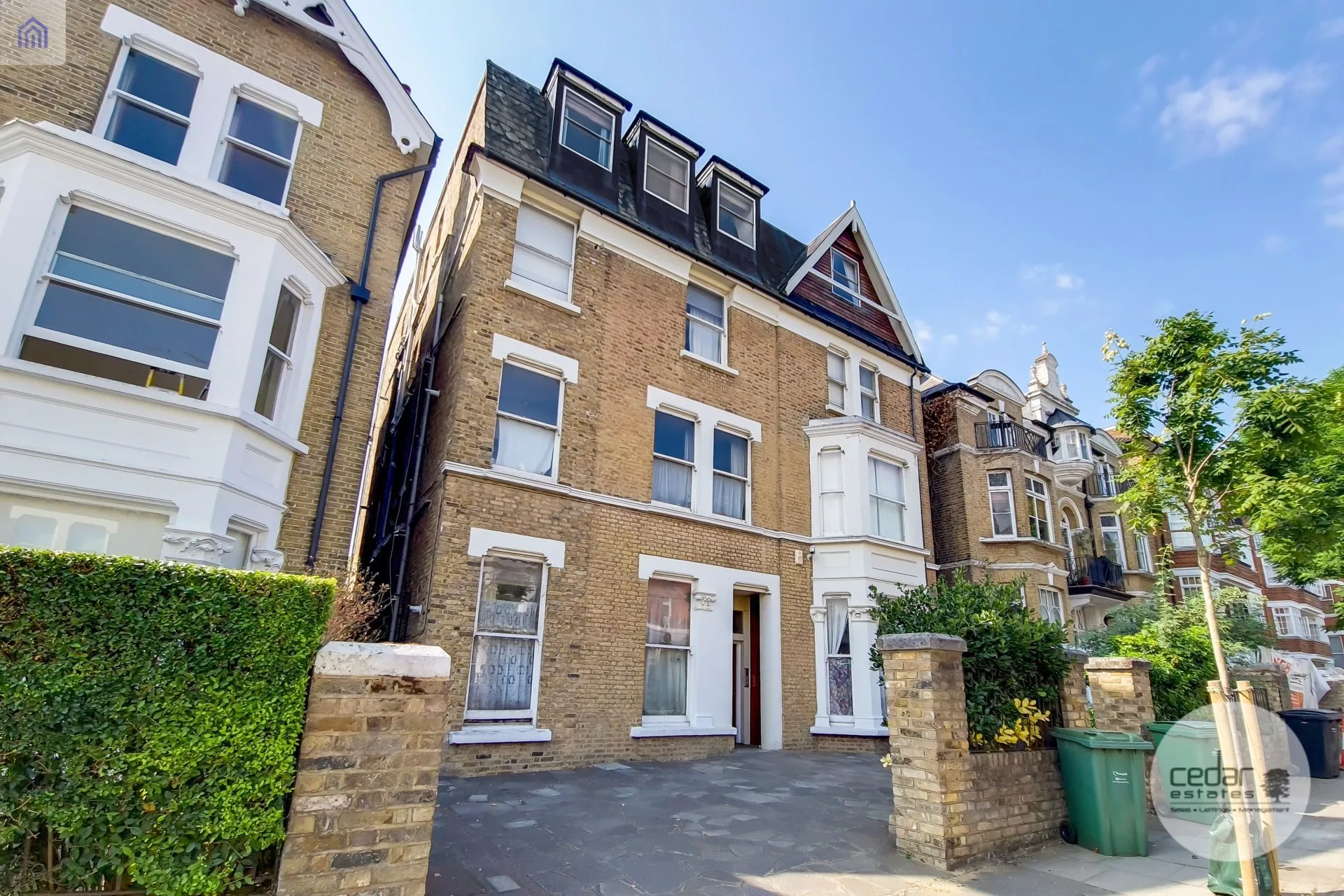 Flat Cleve Road in Greater London