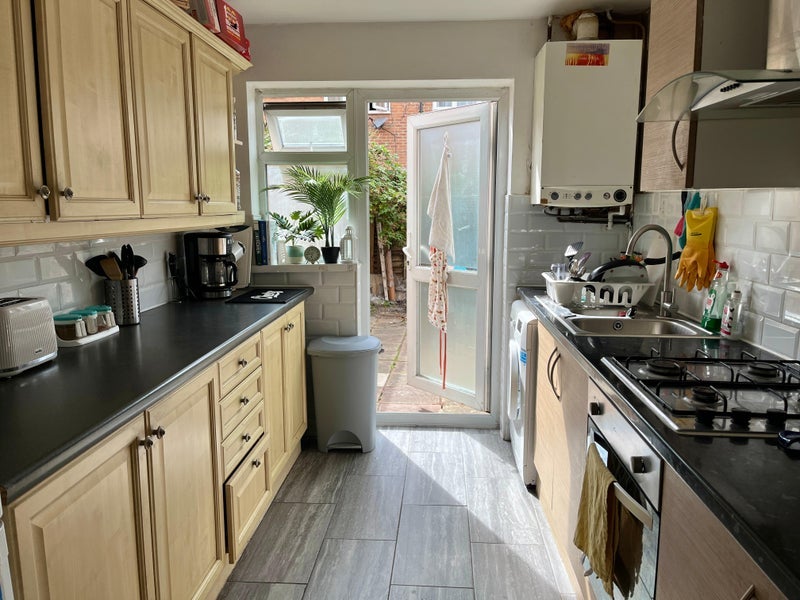 Room Clifton Road in Greater London