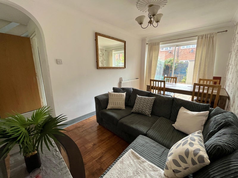 Room Clifton Road in Greater London