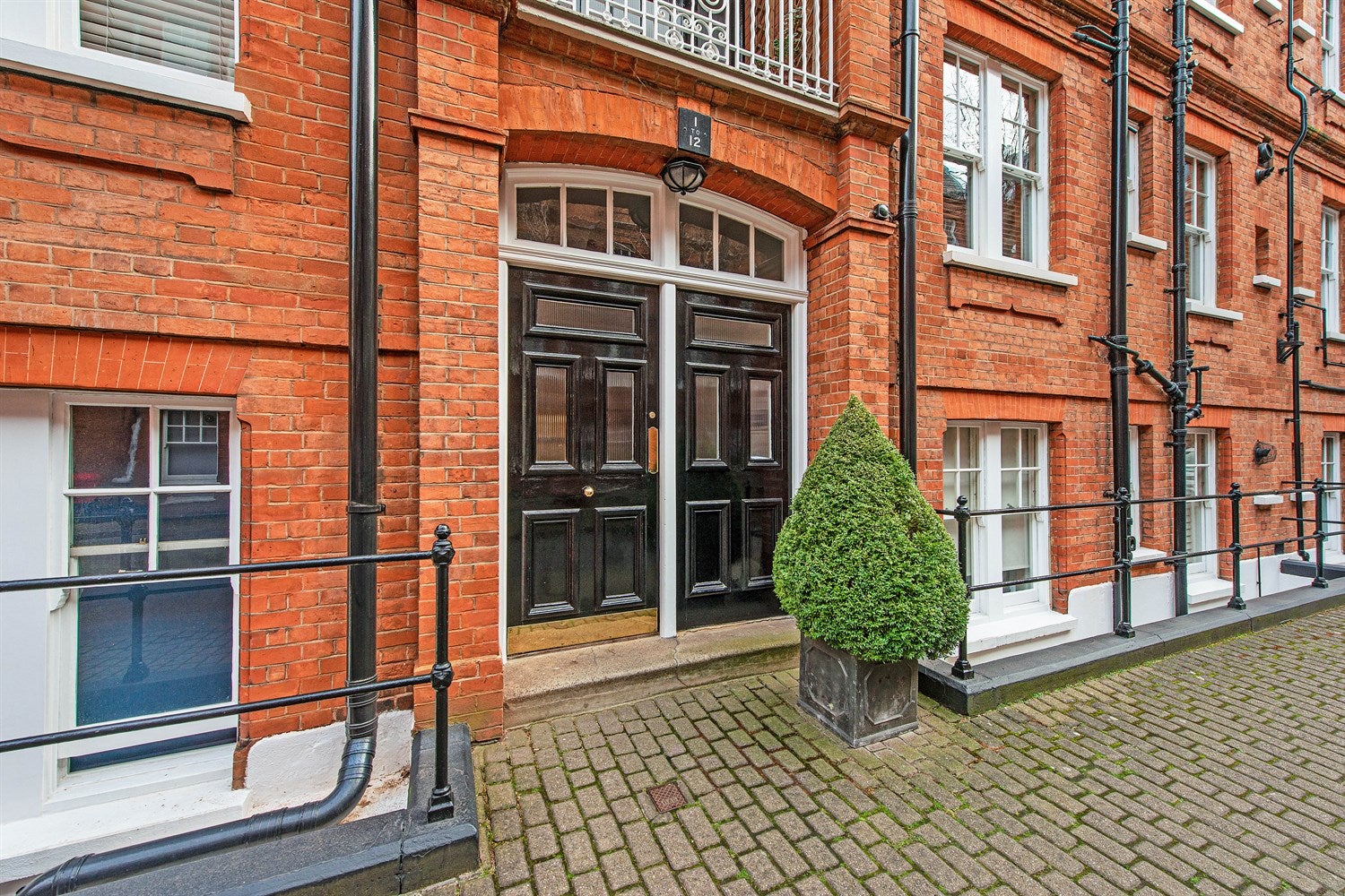 Flat Elm Park Mansions in Greater London