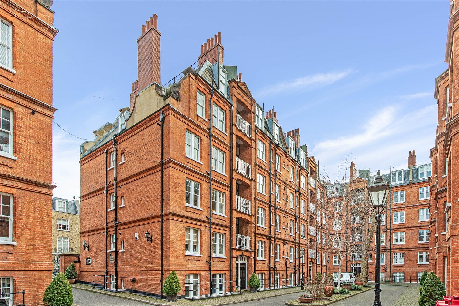 Flat Elm Park Mansions in Greater London