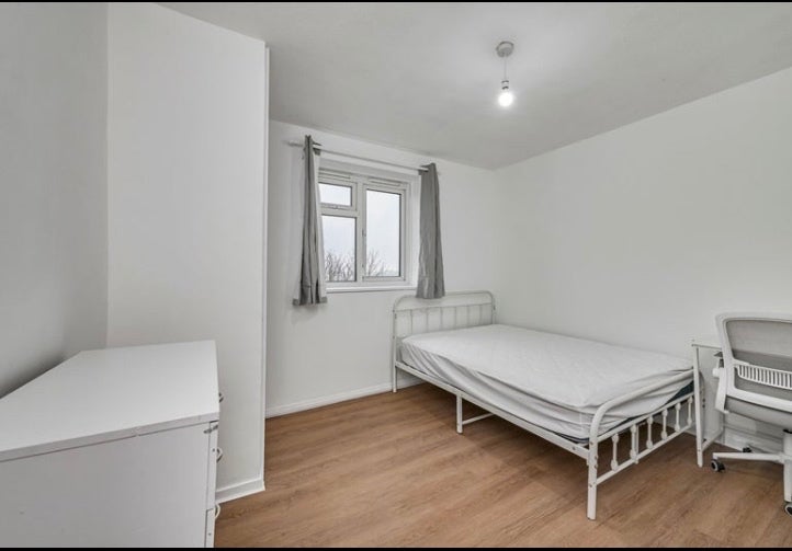 Room Crescent Wood Road in Greater London