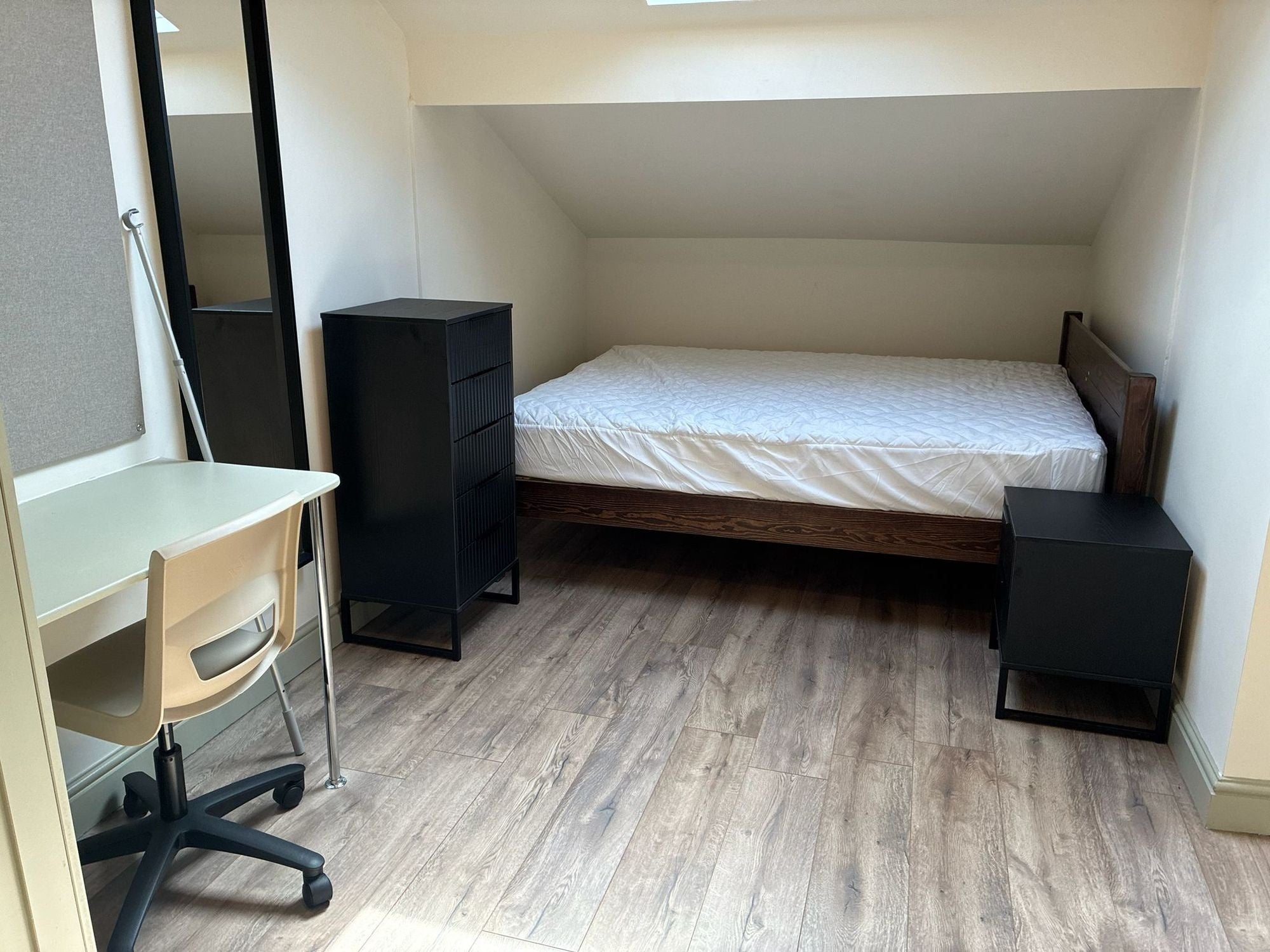 Room Moorland Road in Leeds