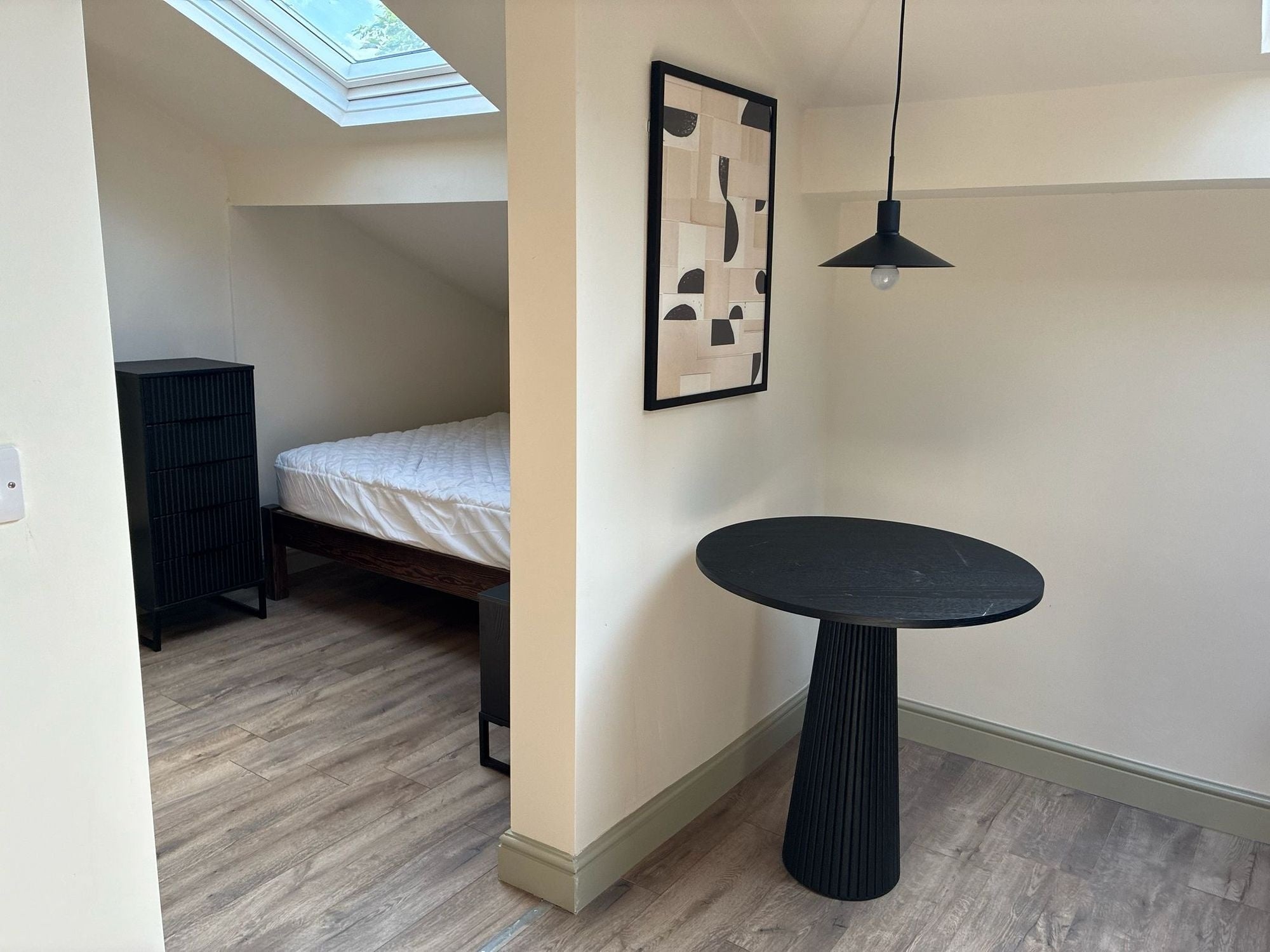 Room Moorland Road in Leeds
