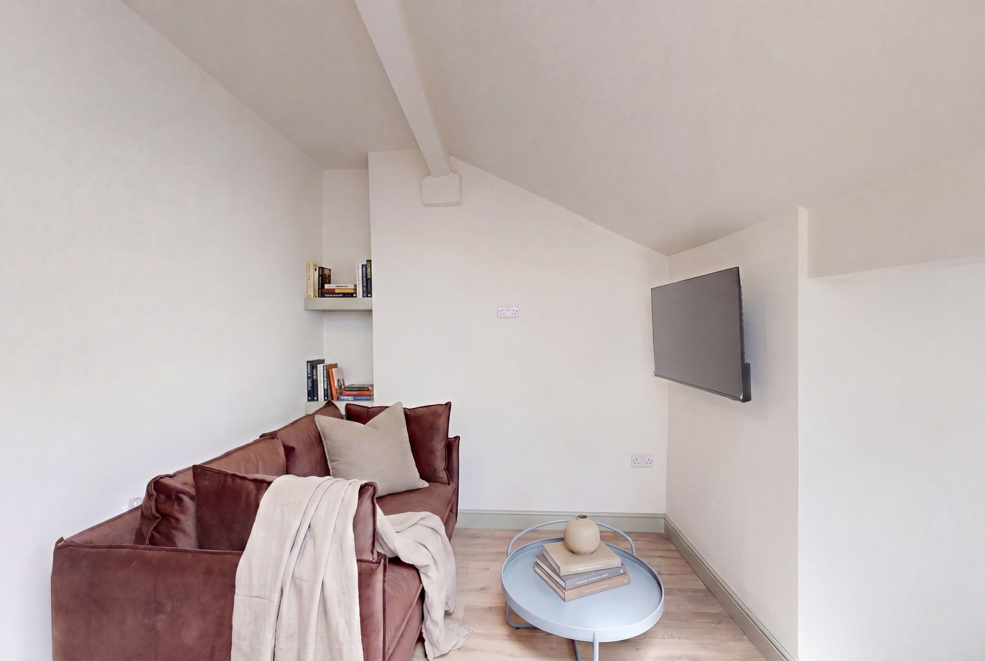 Room Moorland Road in Leeds