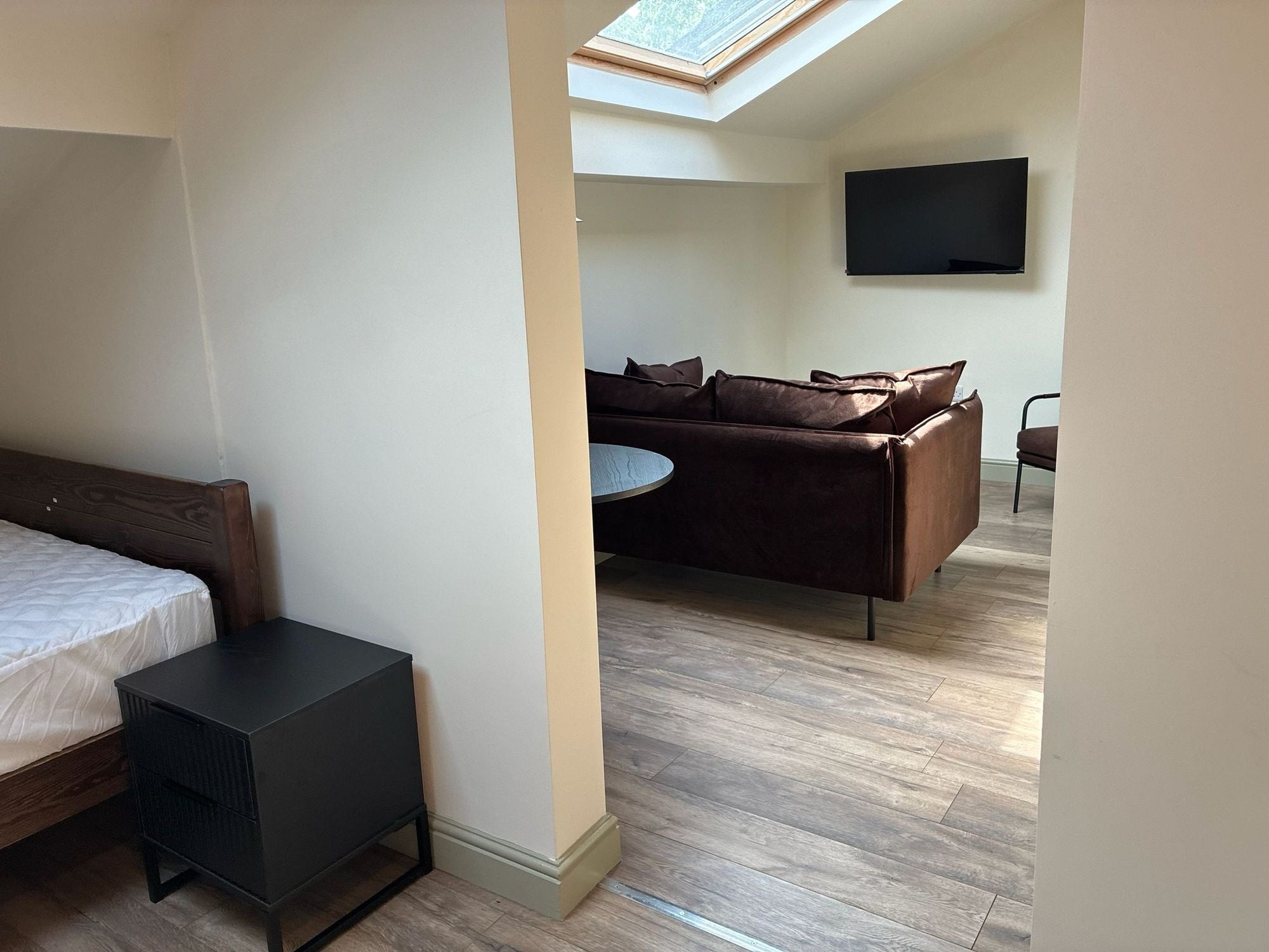Room Moorland Road in Leeds