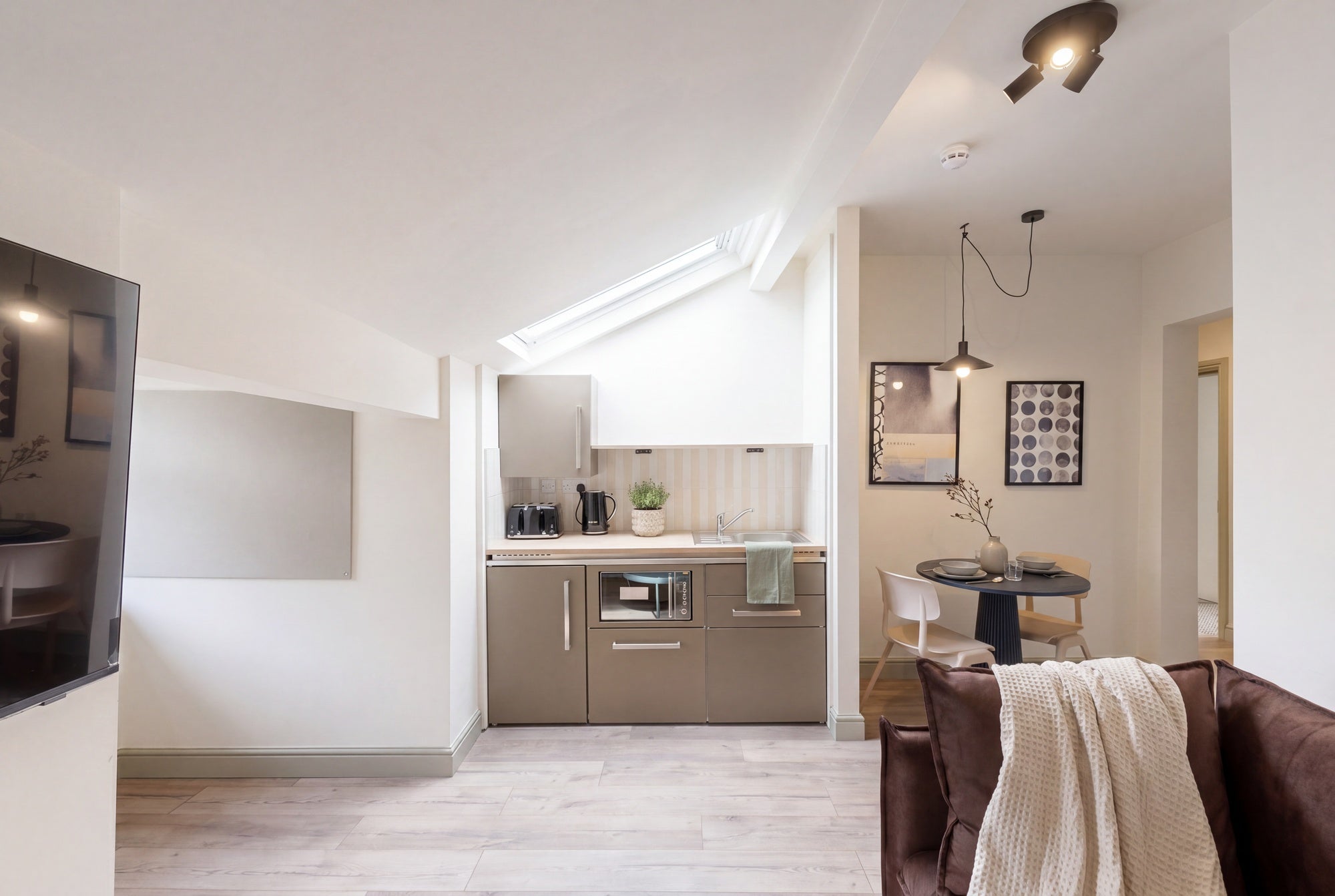 Room Moorland Road in Leeds