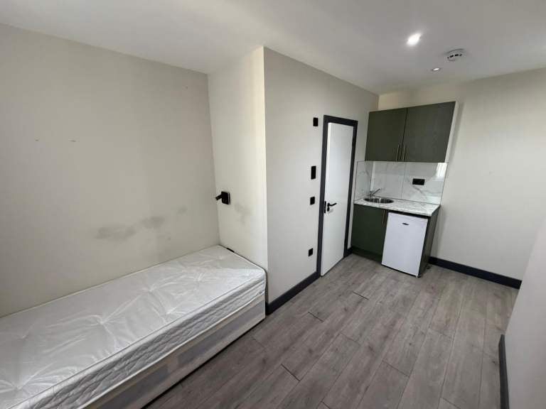 Flat Berriman Road in Greater London
