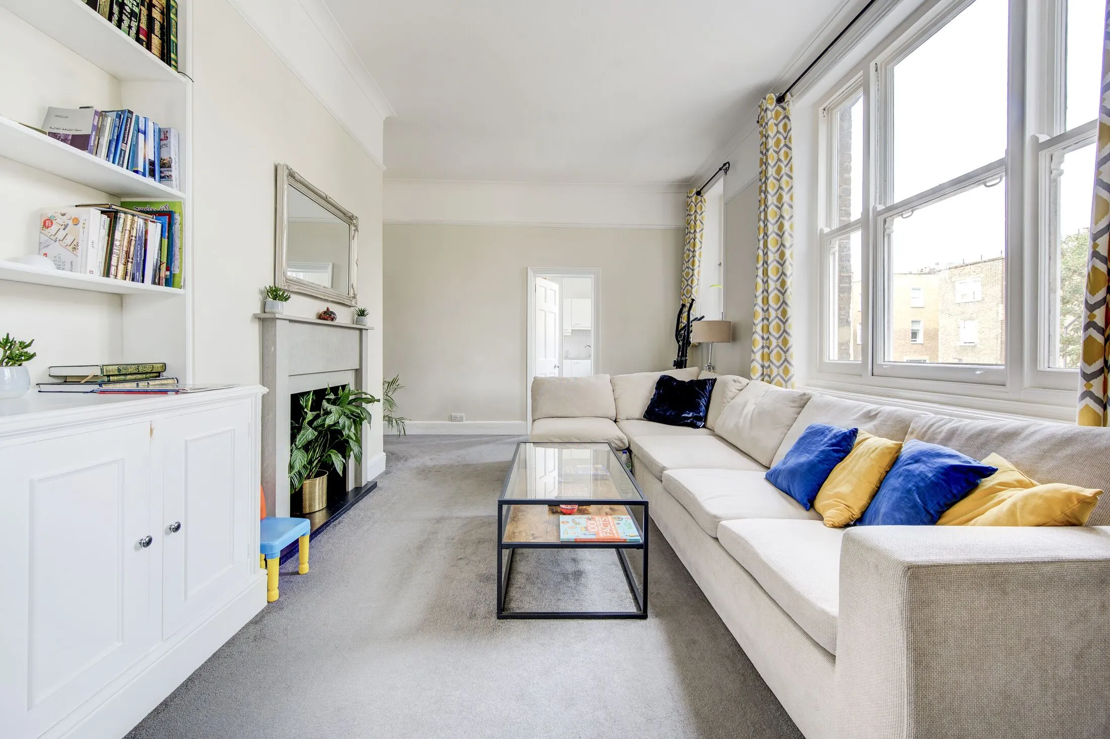 Flat Earl's Court Square in Greater London