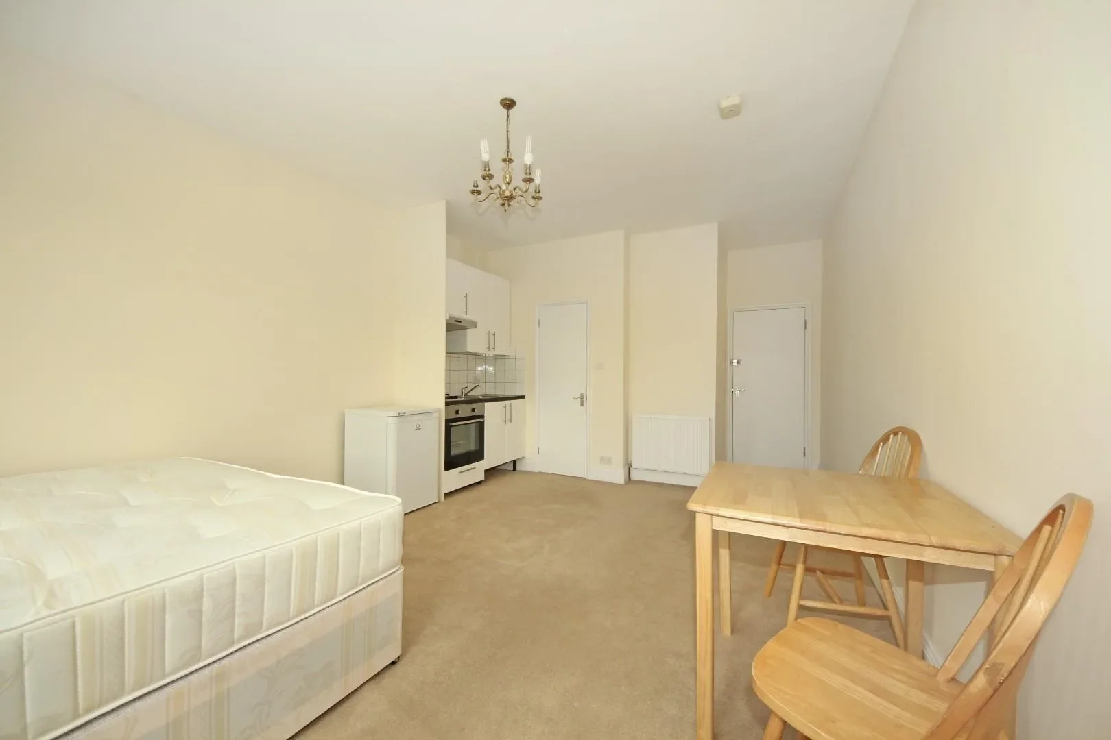 Flat Hillcrest Road in Greater London