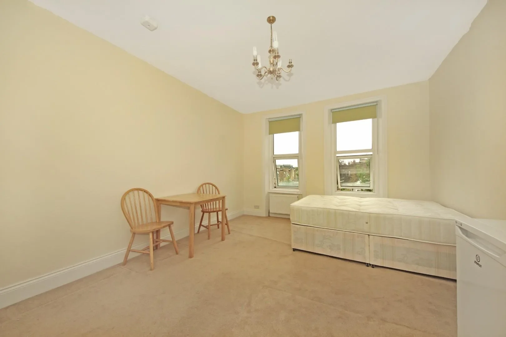 Flat Hillcrest Road in Greater London