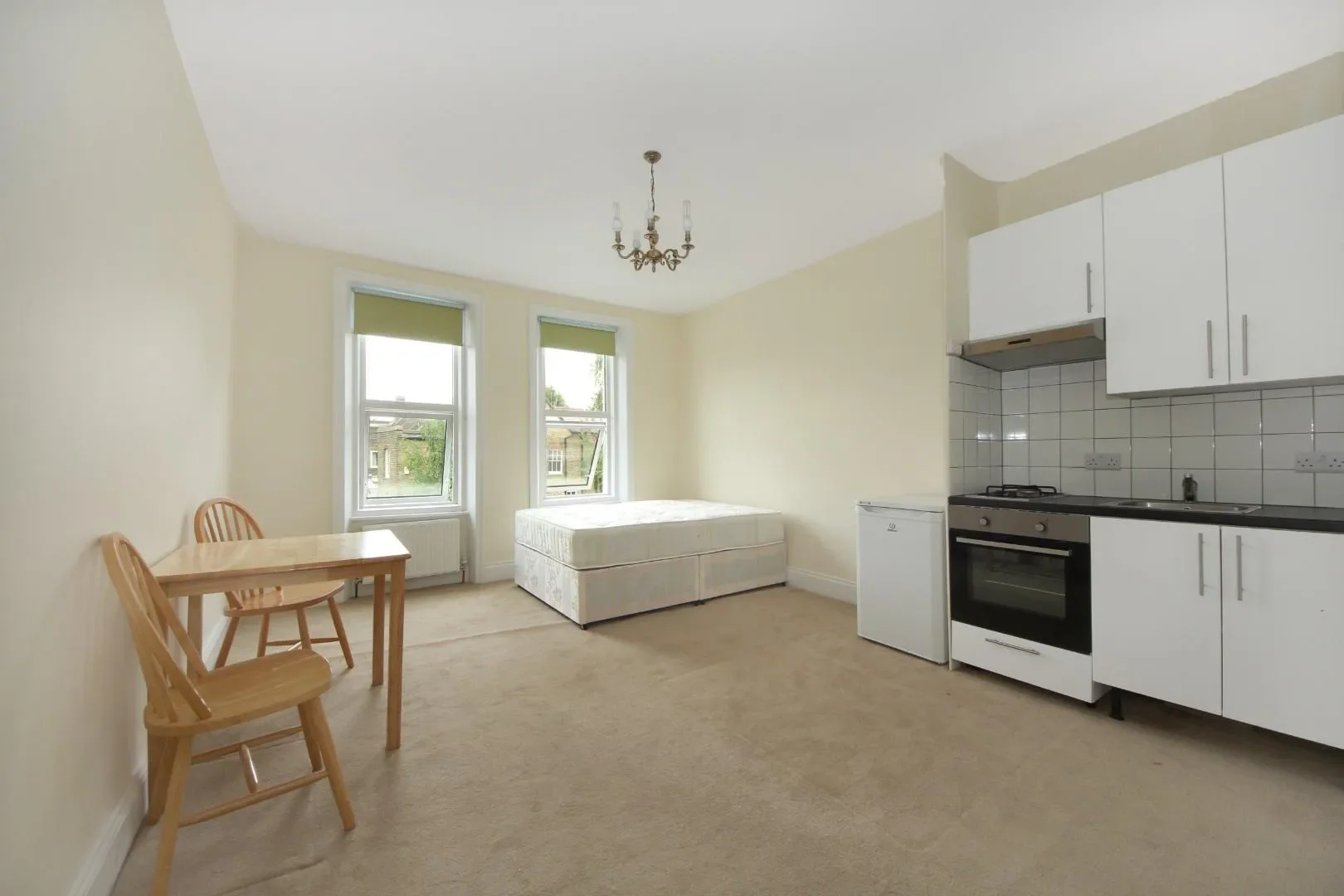 Flat Hillcrest Road in Greater London