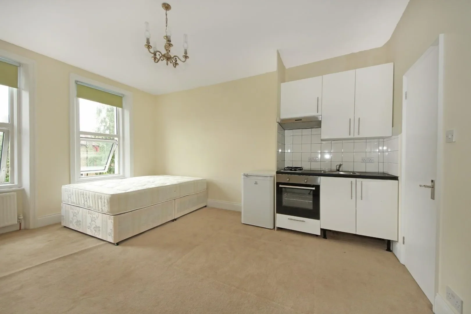 Flat Hillcrest Road in Greater London