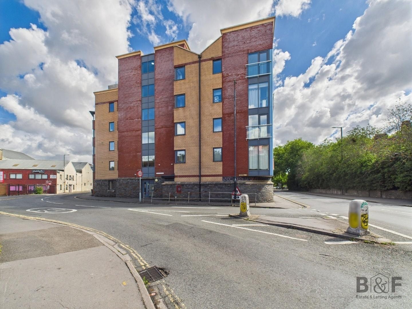 Flat Pennywell Road in Bristol