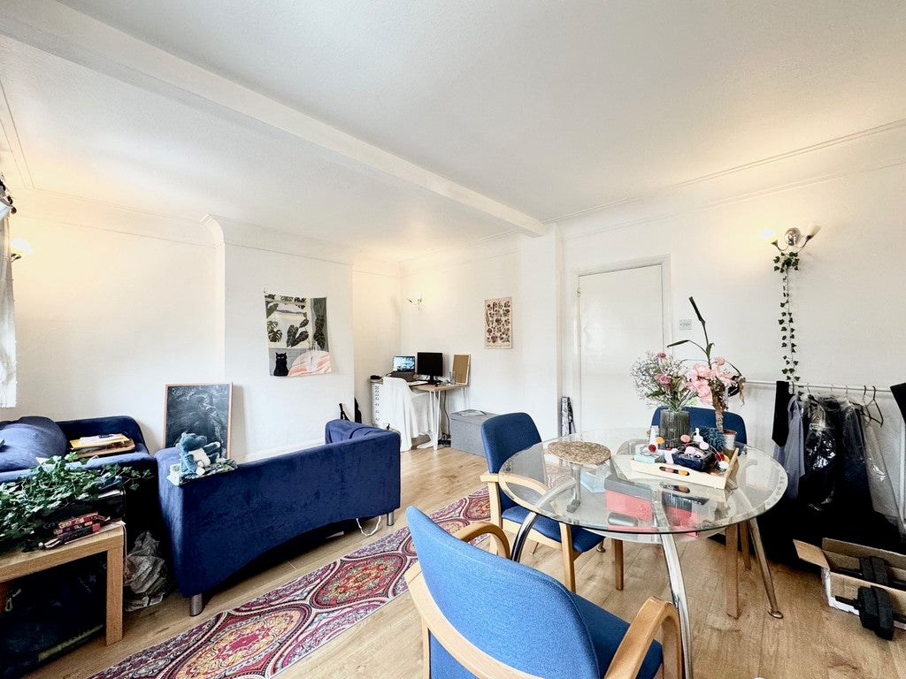 Flat Sefton Street in Greater London