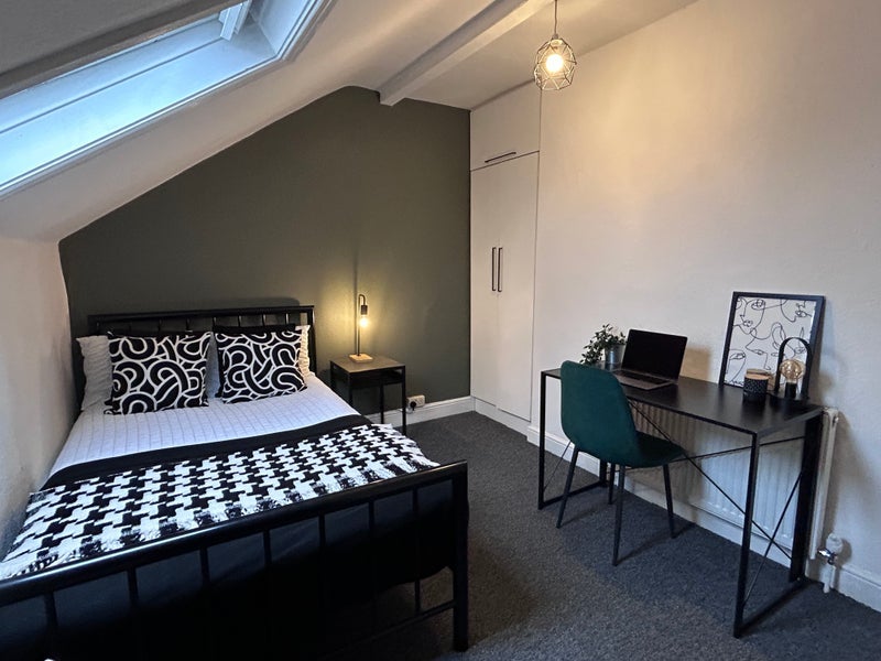 Room Back Hartley Grove in Leeds
