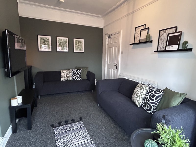 Room Back Hartley Grove in Leeds