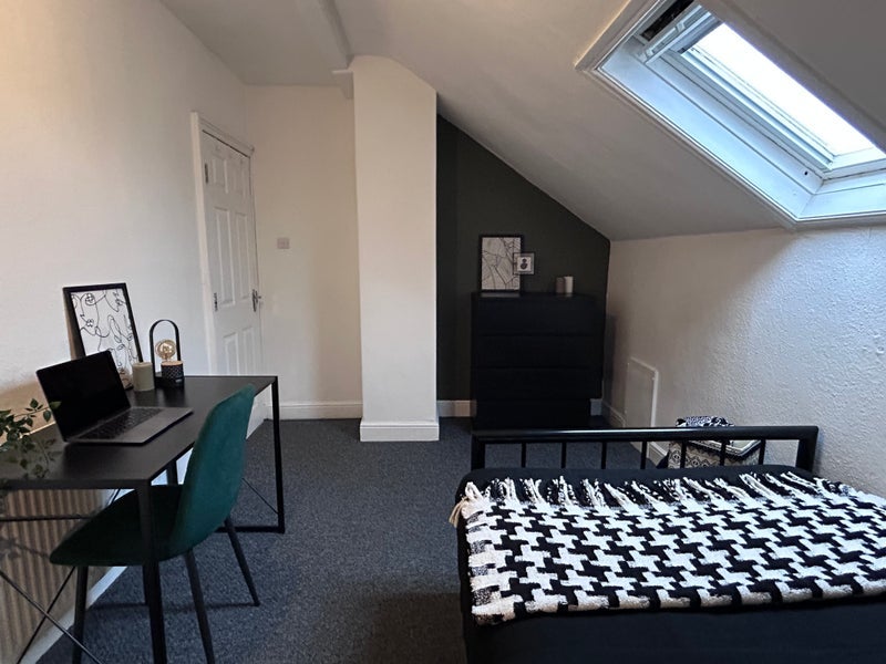 Room Back Hartley Grove in Leeds