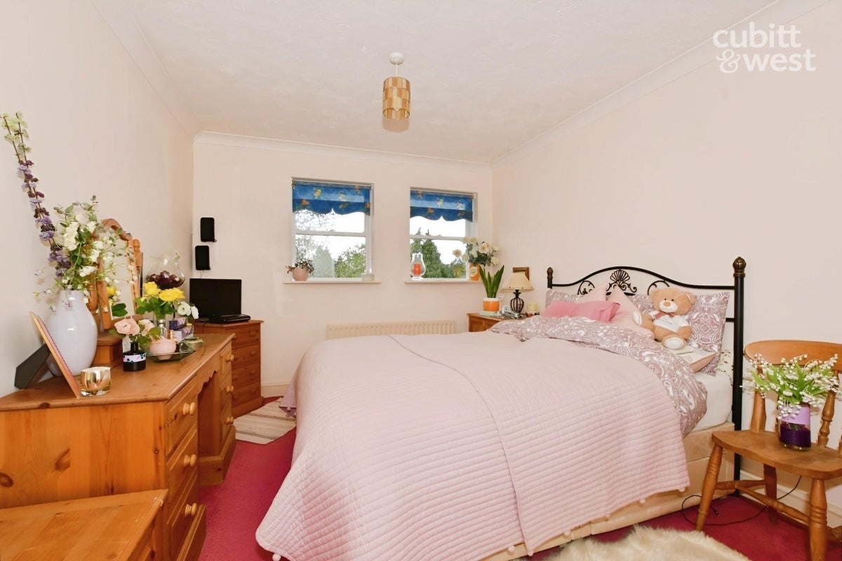 House Twickenham Close in Greater London