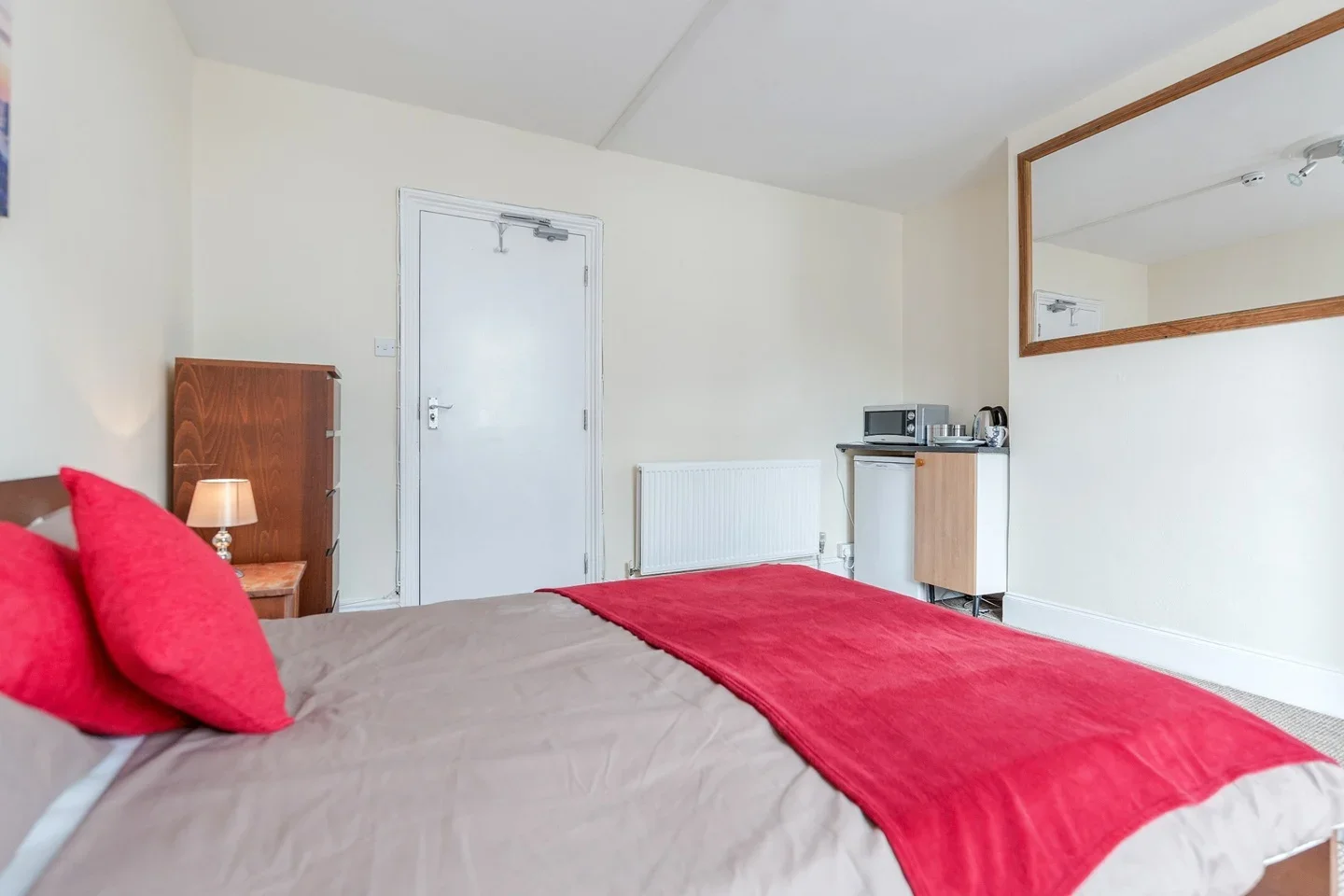 Room Woodford Road in Watford