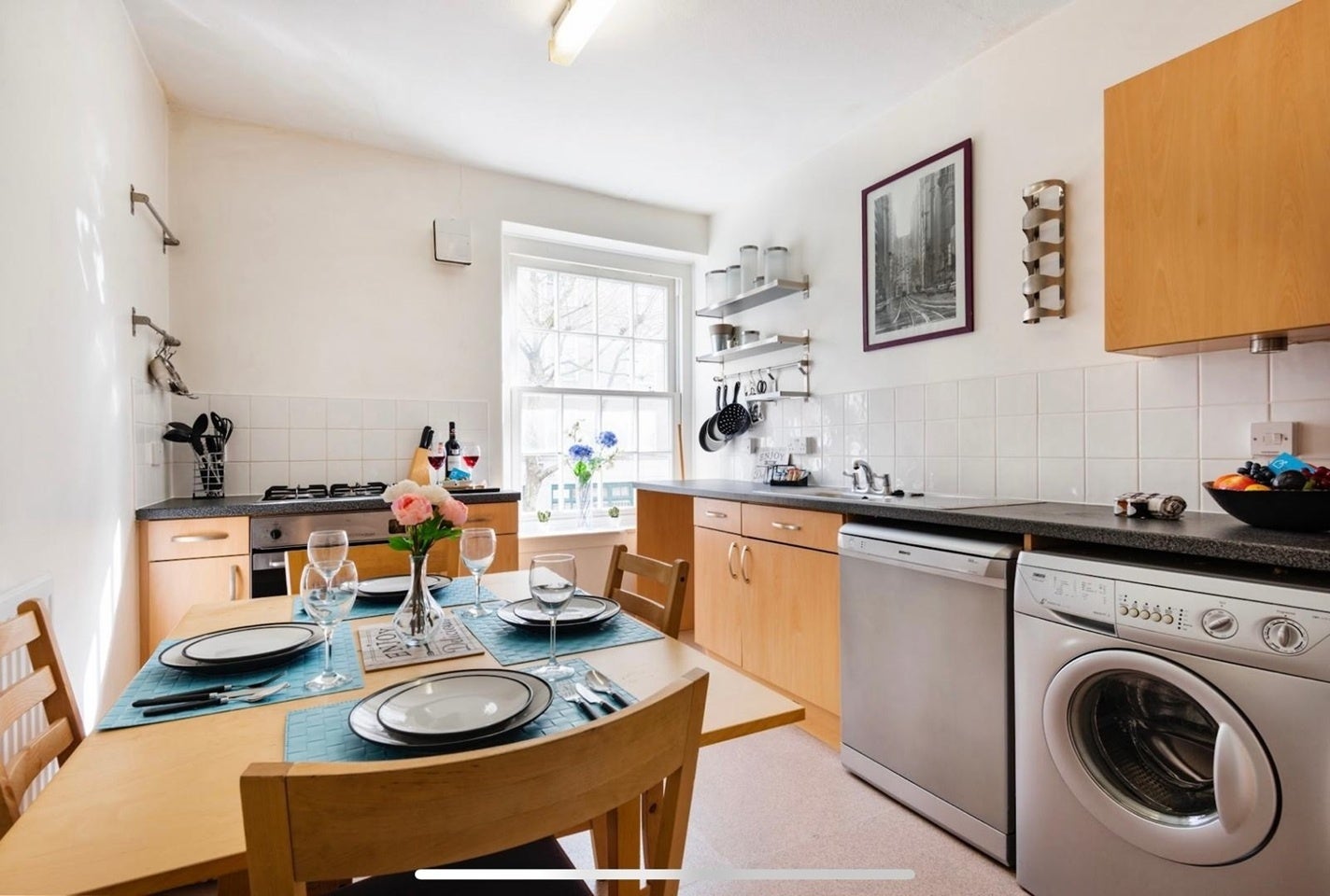Flat Phoenix Road in Greater London