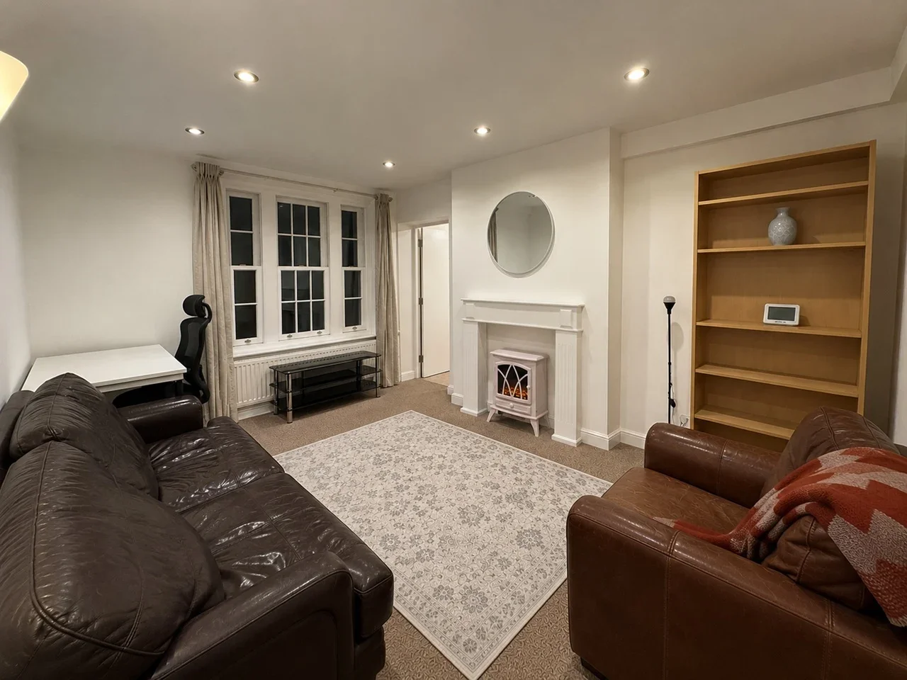 Flat Phoenix Road in Greater London