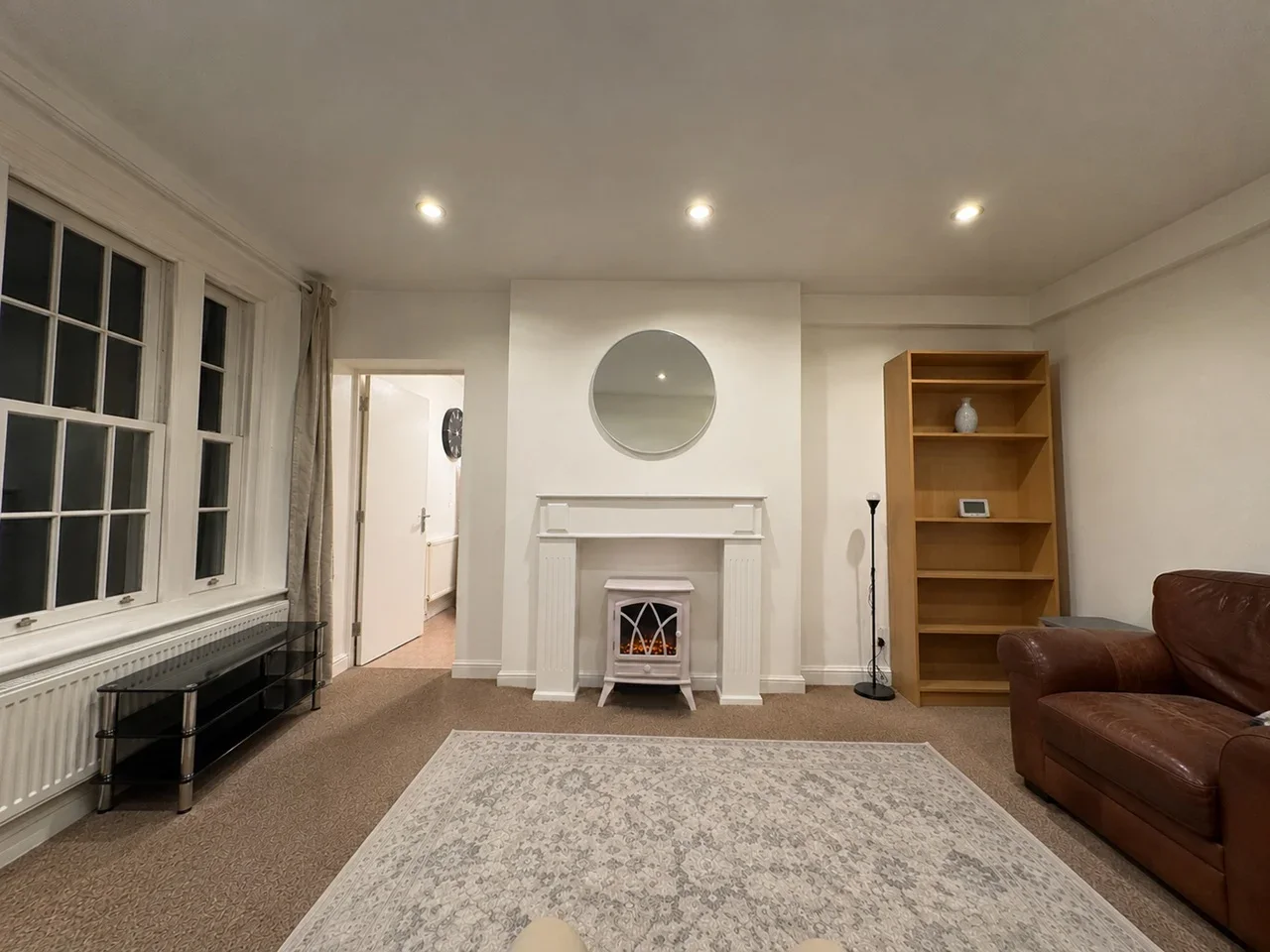 Flat Phoenix Road in Greater London