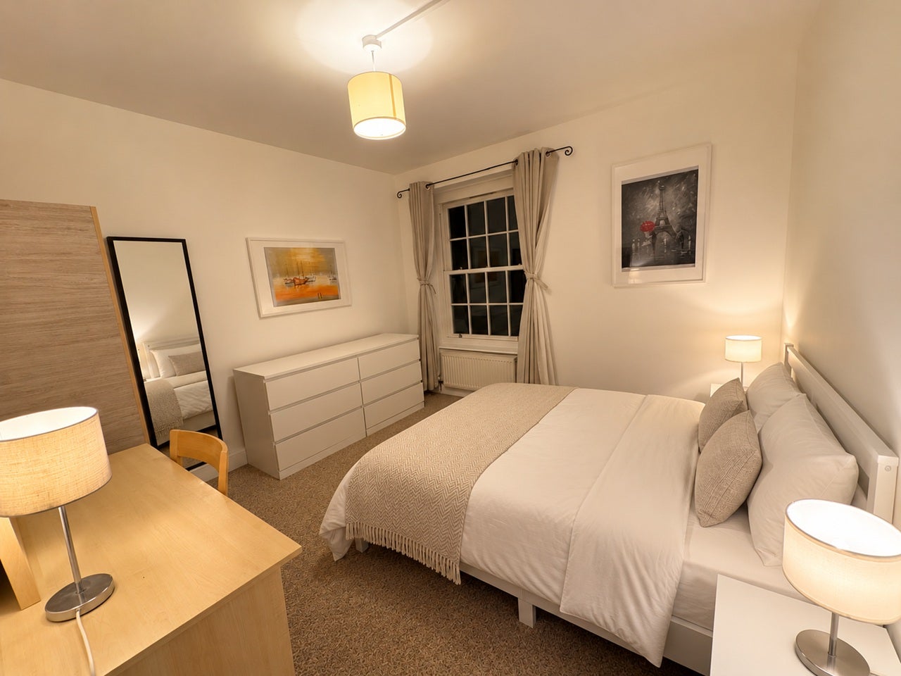 Flat Phoenix Road in Greater London