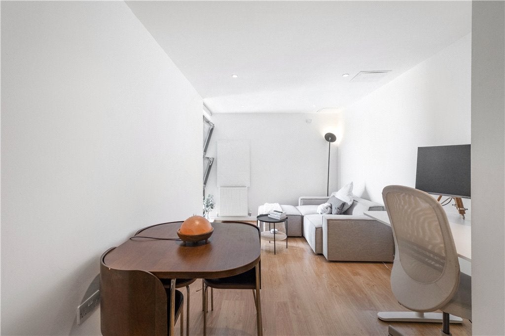 Flat Scott Avenue in Greater London