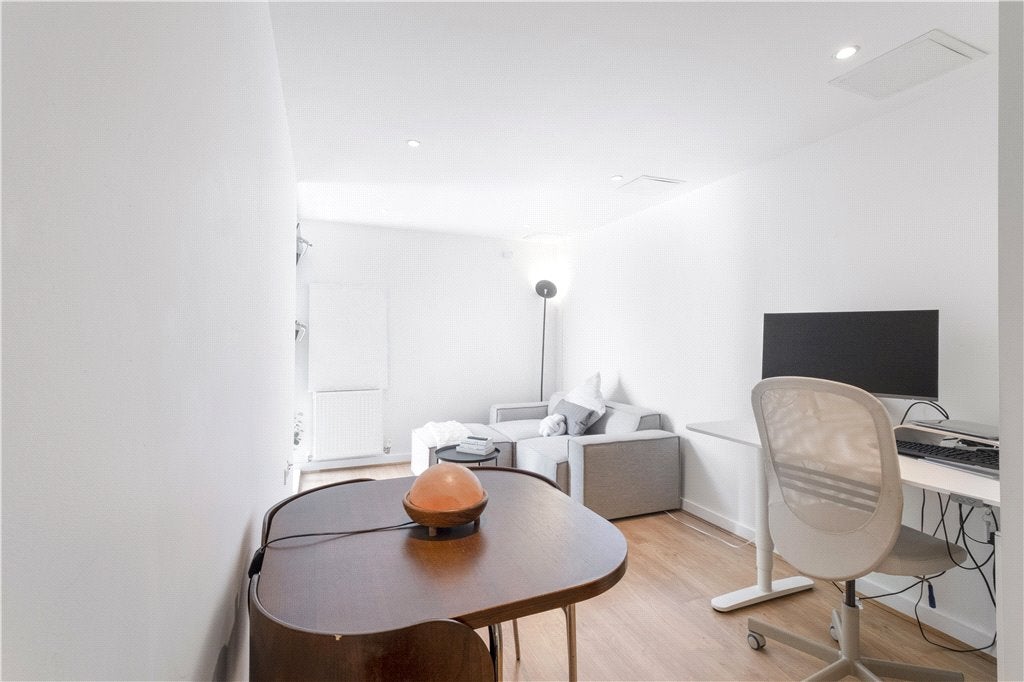 Flat Scott Avenue in Greater London