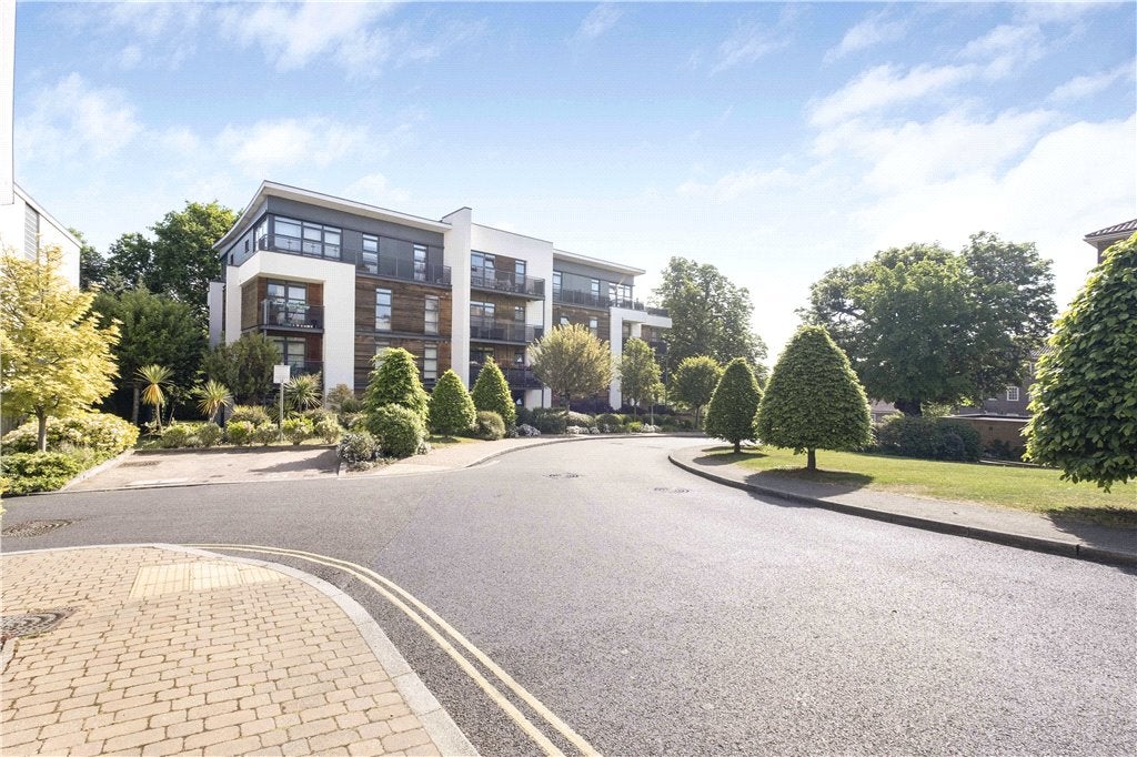 Flat Scott Avenue in Greater London