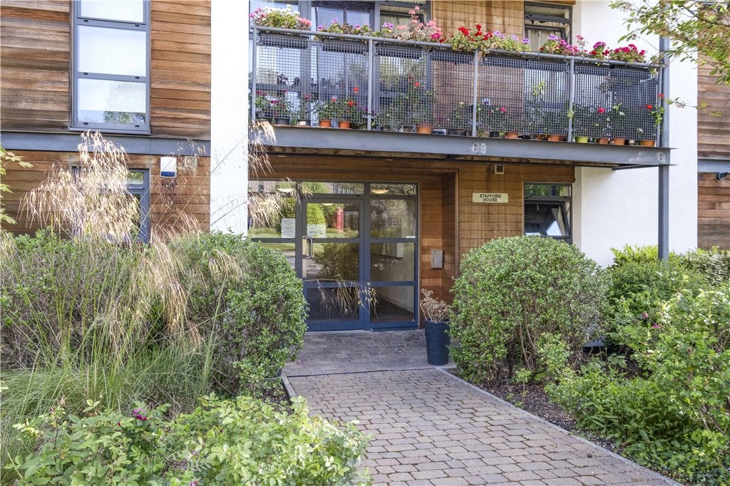 Flat Scott Avenue in Greater London