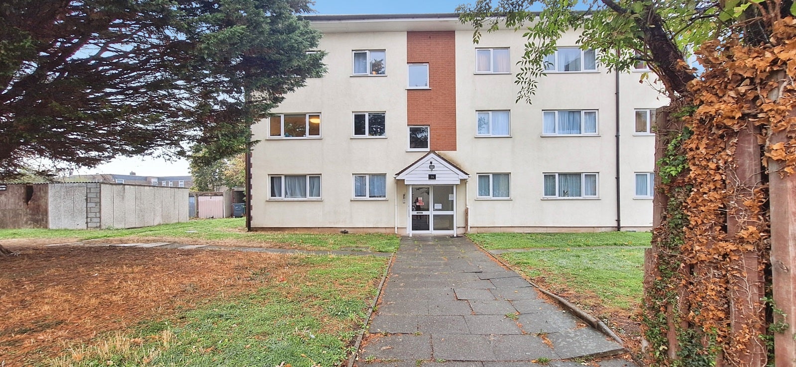 Flat Byron Way in Greater London