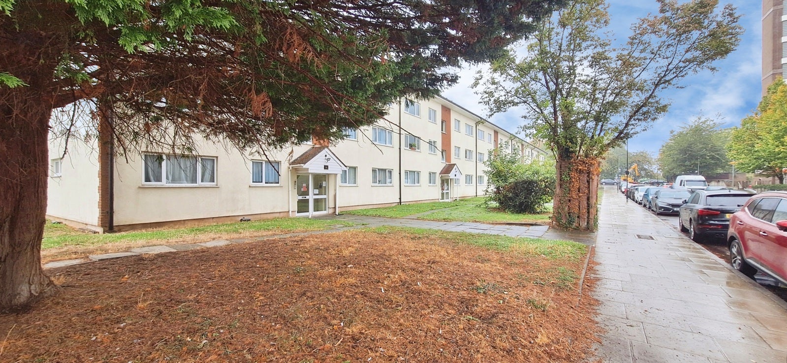 Flat Byron Way in Greater London