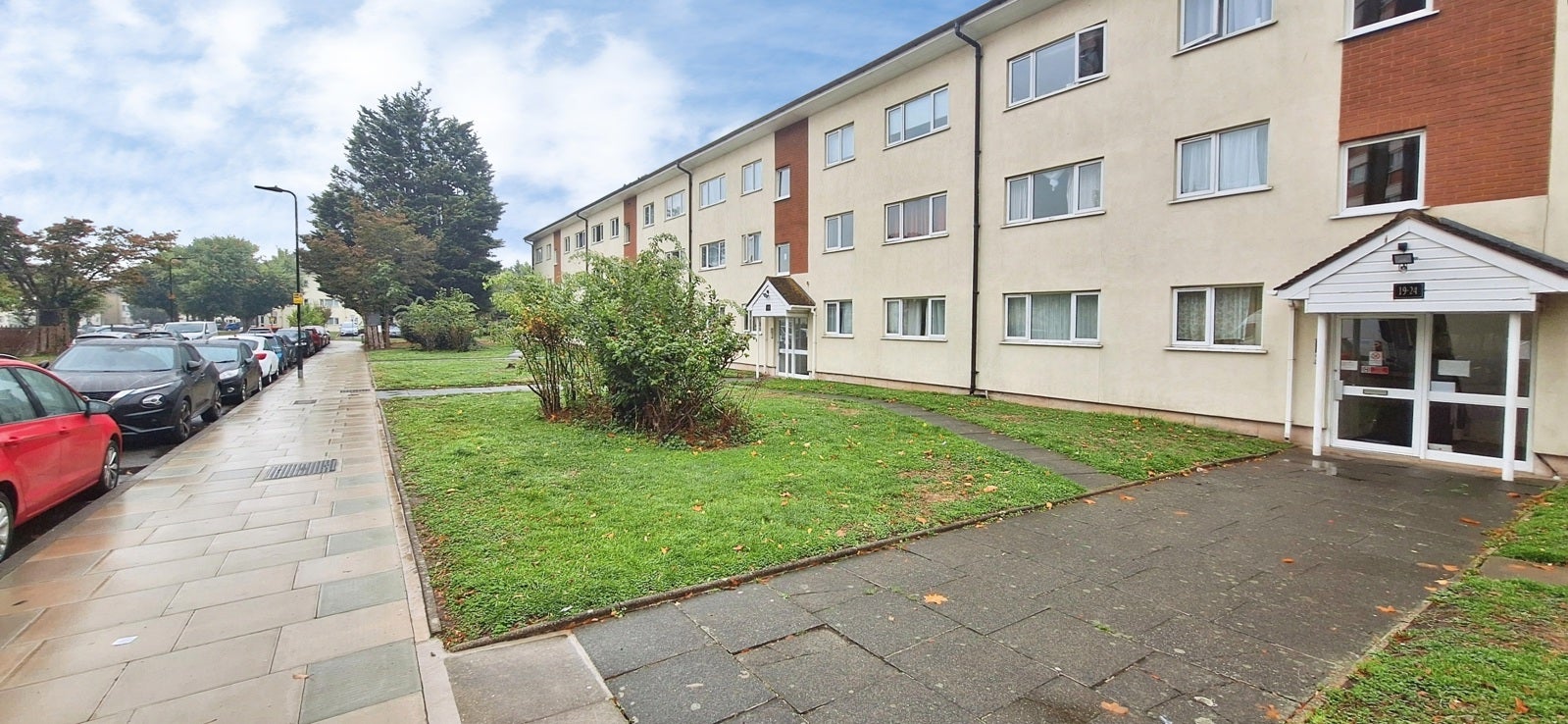 Flat Byron Way in Greater London