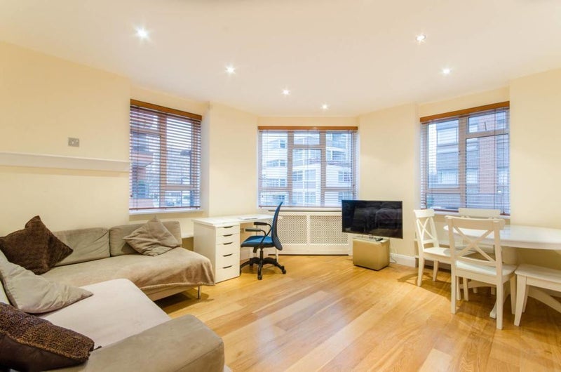 Room Mackennal Street in City of Westminster